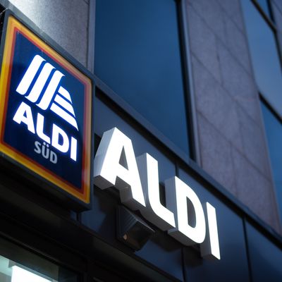 Das Logo einer Aldi Süd Filiale in einer Fußgängerzone der Düsseldorfer Innenstadt.