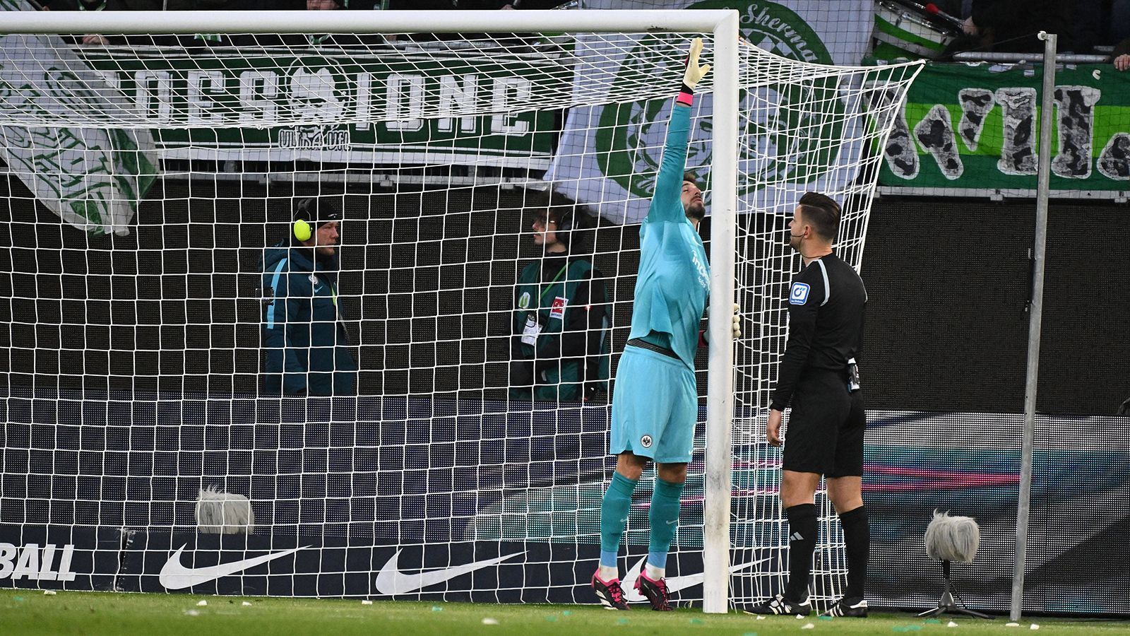 
                <strong>Gewinner: Kevin Trapp </strong><br>
                Kevin Trapp von Eintracht Frankfurt ist nicht nur ein starker Torhüter, auch andere Qualitäten waren am Sonntag gefragt. Schiedsrichter Daniel Schlager unterbrach nach zwei gespielten Minuten die Partie der Eintracht gegen den VfL Wolfsburg, da einer der beiden Torpfosten von Trapps Tor zu hoch war. Trapp reagierte clever, machte eine paar Klimmzüge an der Torlatte und brachte damit das Gehäuse wieder in seine Verankerung. Die Partie endete übrigens mit einem 2:2-Unentschieden.
              