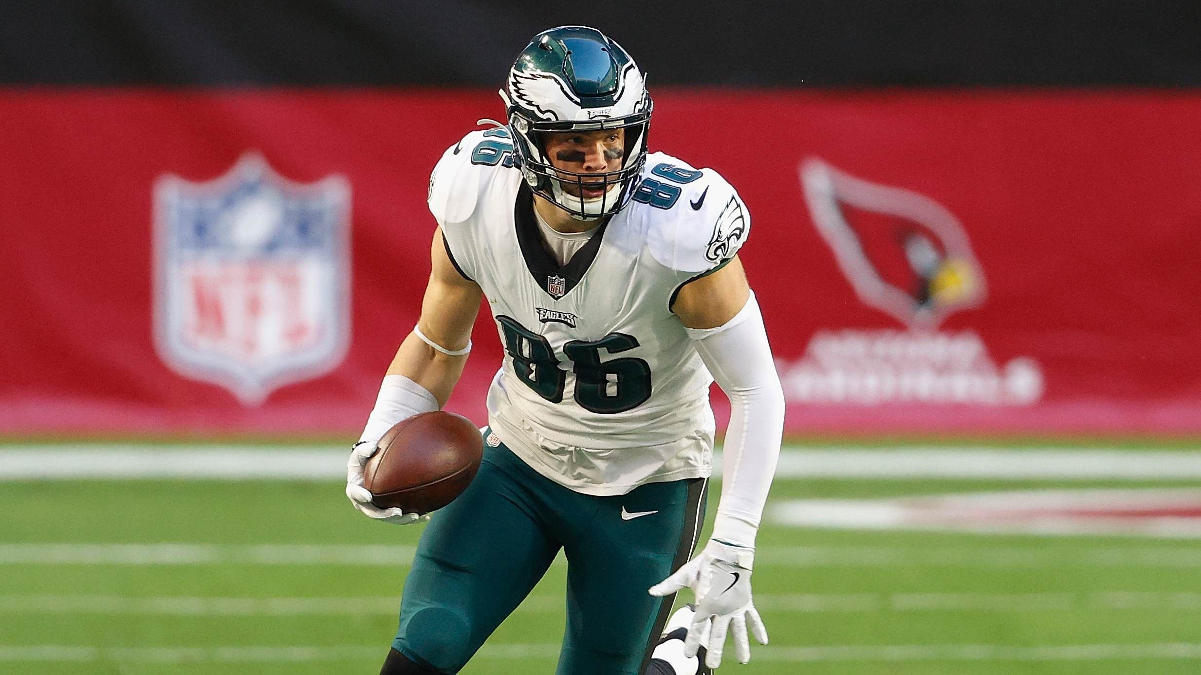 
                <strong>Zach Ertz (Philadelphia Eagles) </strong><br>
                Position: Tight End - Cap Hit 2021: 12,47 Millionen US-Dollar -Das könnte das Team bei einer Entlassung sparen: 4,7 Millionen US Dollar - "Dead Money" (Verlust): 7,77 Millionen US-Dollar
              