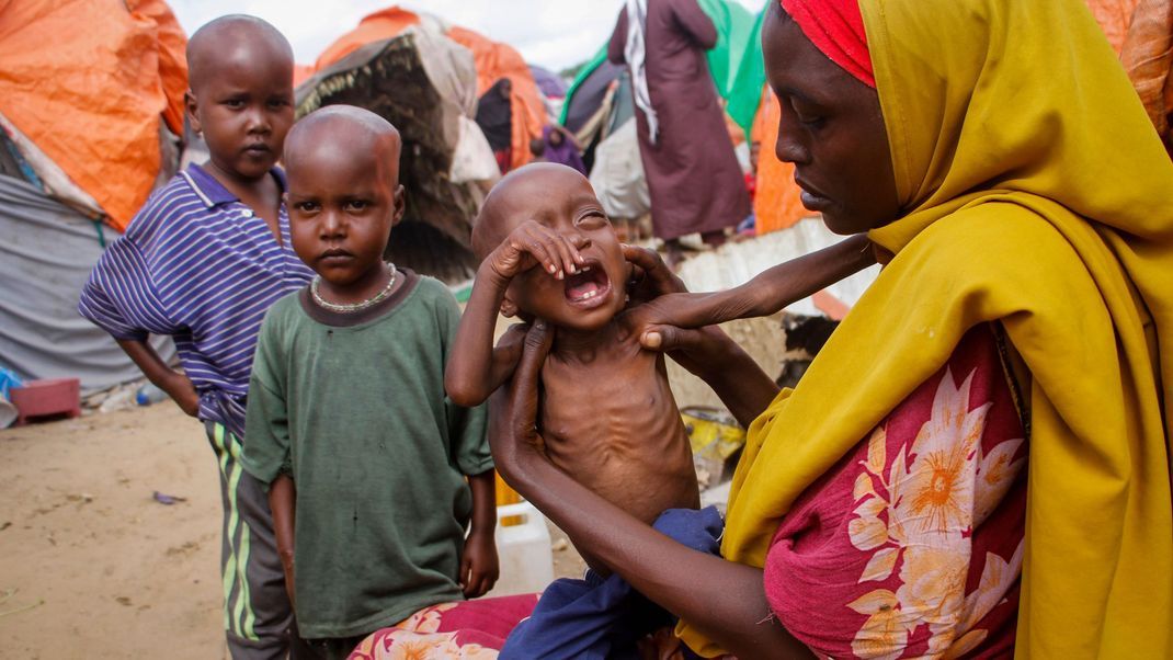 Maryan Madey (rechts), die aus der von Dürre heimgesuchten Region Lower Shabelle geflohen ist, hält ihre unterernährte Tochter Deka Ali in einem Lager für Vertriebene.