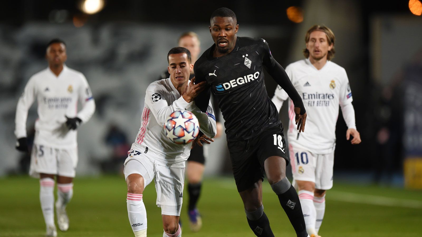 
                <strong>Marcus Thuram  </strong><br>
                Spielt in der Anfangsphase noch gut mit und taucht dann immer mehr ab. Seinen körperlichen Vorteil gegen Vazquez kann er zu selten für sich nutzen. ran-Note: 5
              