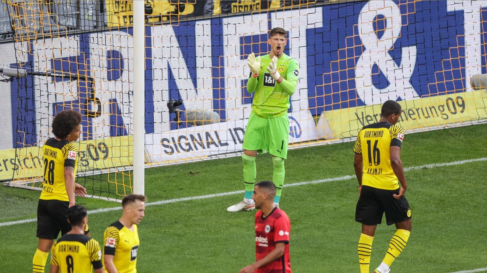 
                <strong>Gregor Kobel</strong><br>
                Der neue Keeper des BVB wird von der Frankfurter Eintracht kaum geprüft, hat somit kaum eine Möglichkeit, sich mal richtig auszuzahlen. Als Rafael Santos Borre dann doch mal aufs Dortmunder Tor köpft, ist Kobel sicher zur Stelle. Seine Mitspieler binden ihn jedoch immer wieder mit in die Partie ein und dabei ist er immer aufmerksam und passsicher. ran-Note: 3
              