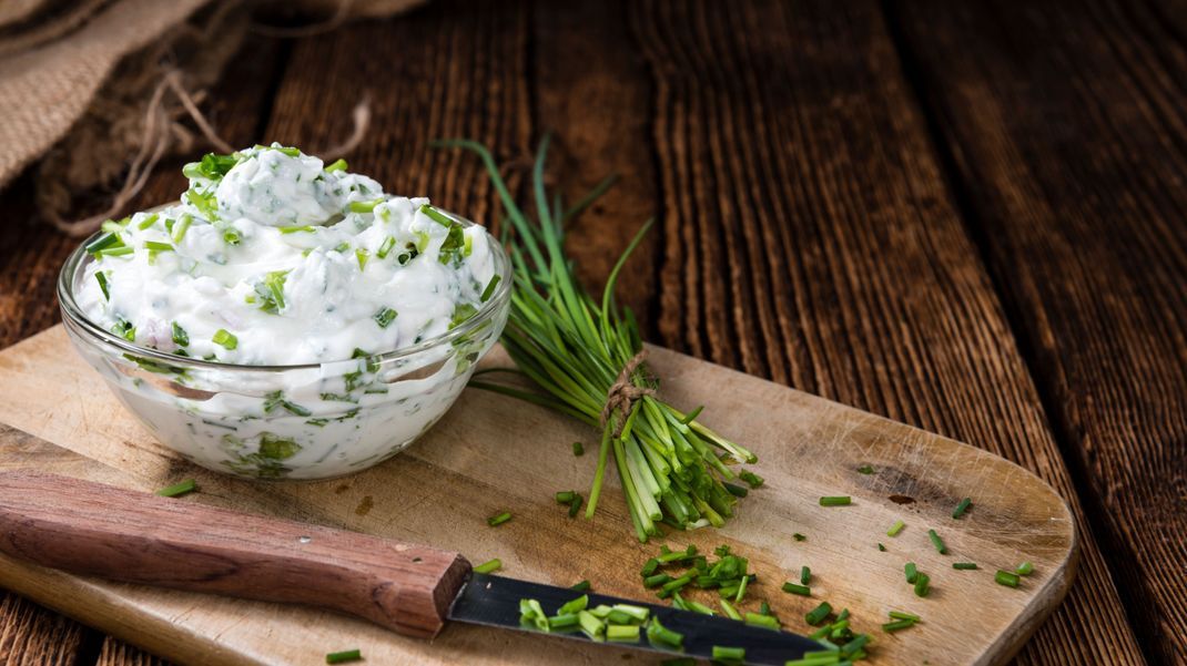 Erfrischenden Dip selber machen: Das leckere Quark-Gurken Dip Rezept