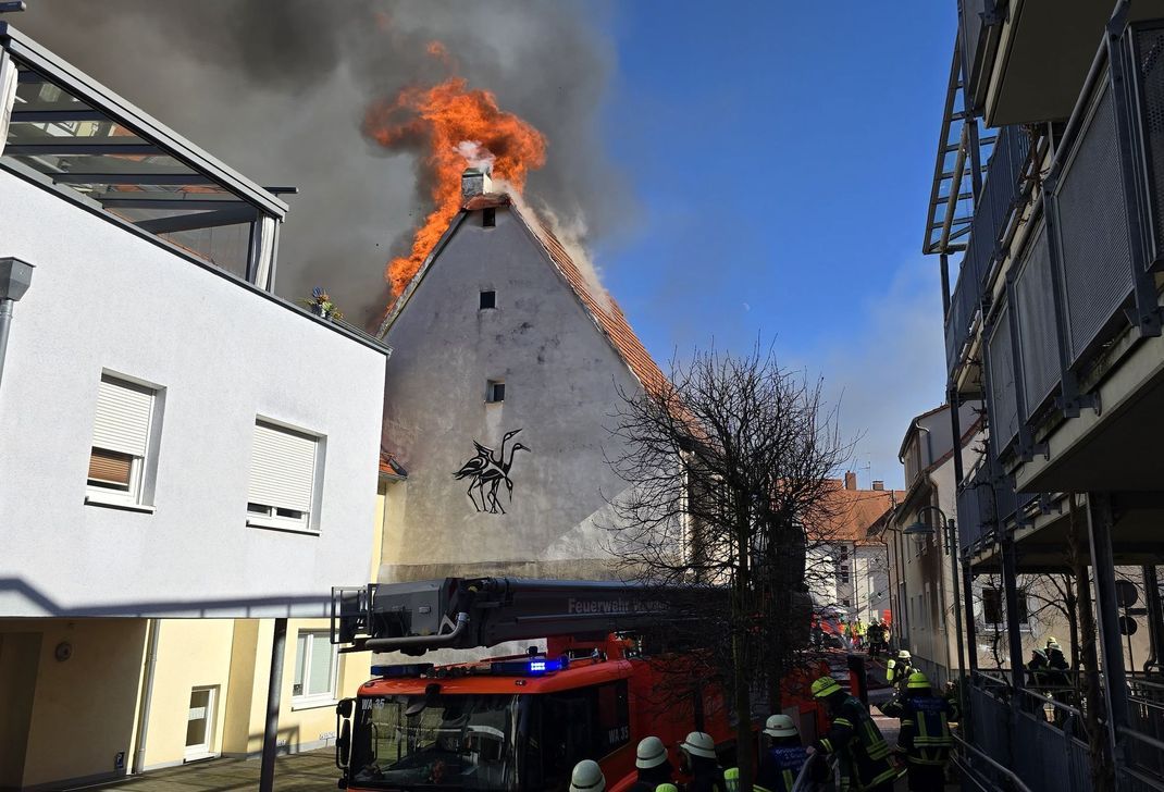 Ein Feuer in Walldorf hat sich auf vier Gebäude ausgebreitet.