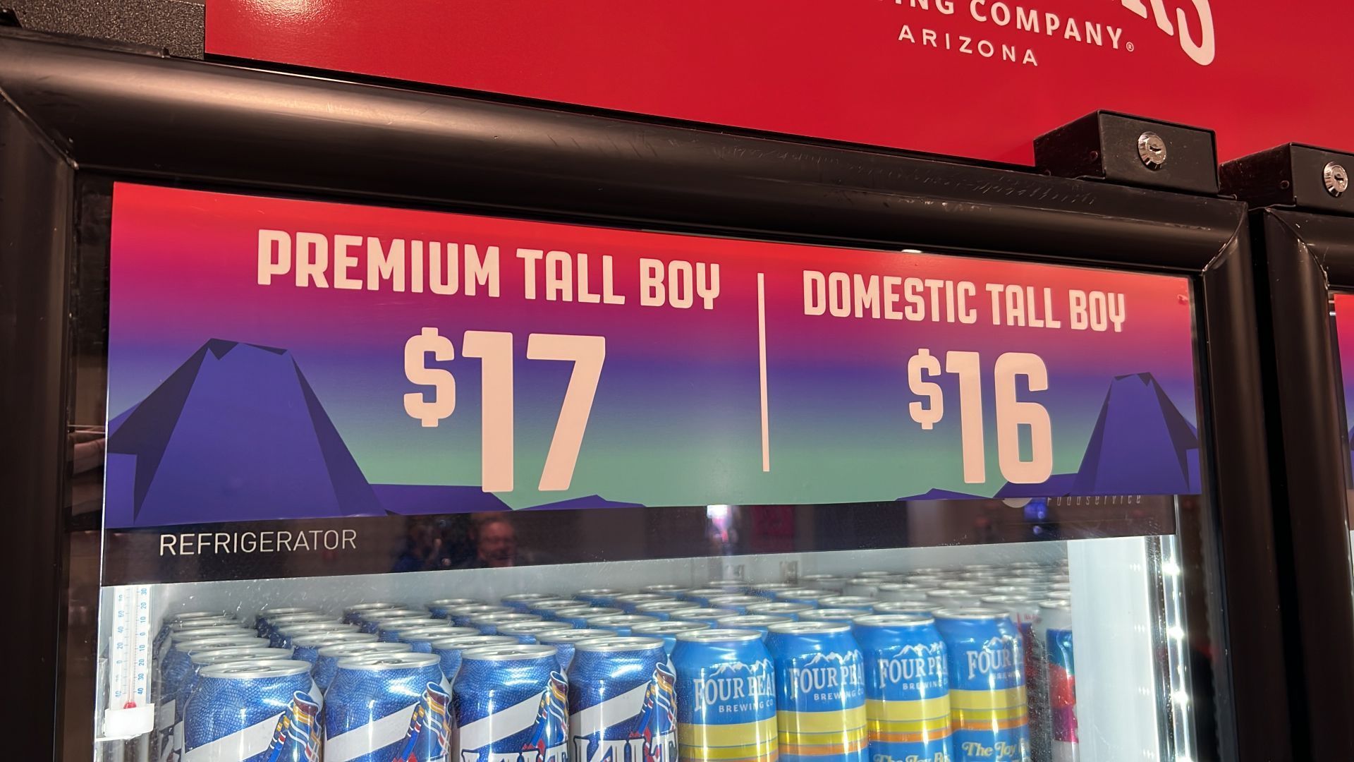 
                <strong>Das Bier für 16 Dollar</strong><br>
                Wer Durst hat, wird ebenfalls ganz schön viel Geld los. Die Dose Tall Boy Bier liegt bei 16 Dollar...
              
