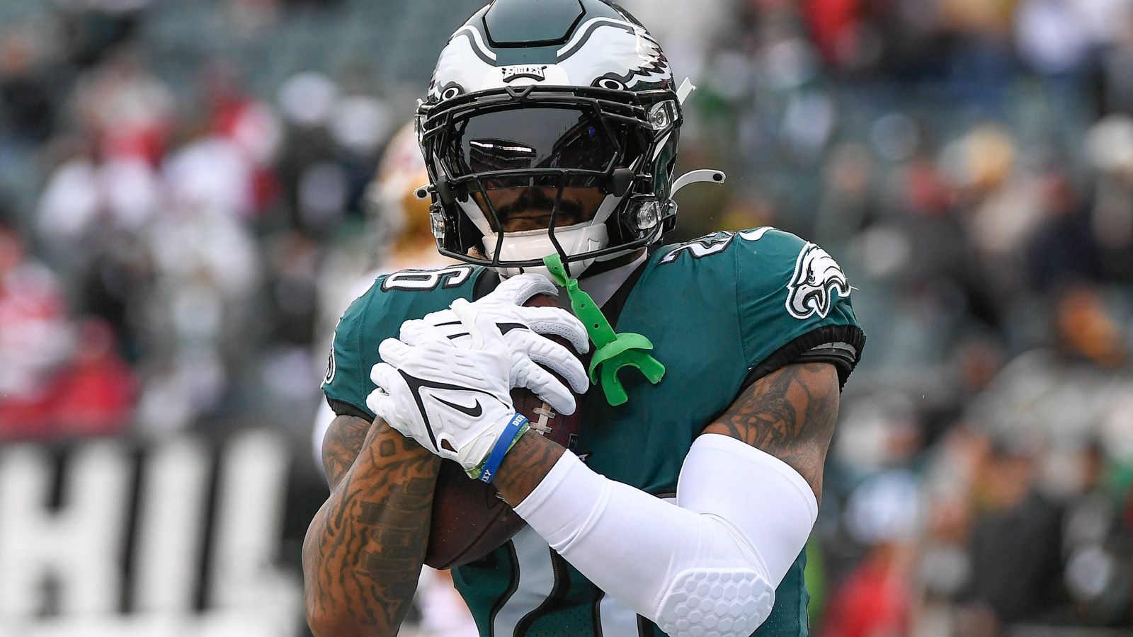 
                <strong>X-Faktor</strong><br>
                Ist zum einen A.J. Brown, denn er ist das fehlende Puzzleteil in der Offense der Eagles gewesen, der Trade für den Receiver ein Glücksgriff. Er kam in der Regular Season auf 1.496 Yards und elf Touchdowns - in den Playoffs aber noch nicht so zum Zug. Setzen die Eagles wieder vermehrt auf den Lauf, kann Running Back Miles Sanders den Unterschied machen. 1.269 Yards, elf Touchdowns, drittbester Läufer der Saison, dazu 132 Yards und zwei Touchdowns in der Postseason - bekommen die Eagles Sanders ans Laufen, bekommen die Chiefs Probleme.
              