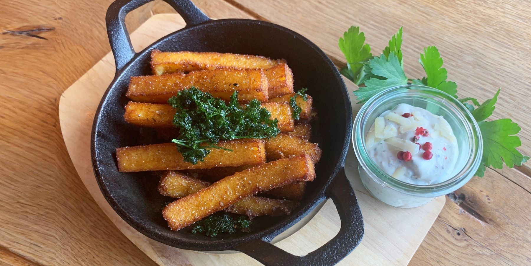 Mais-Ingwer-Fries mit Parmesan-Pfeffer-Dip