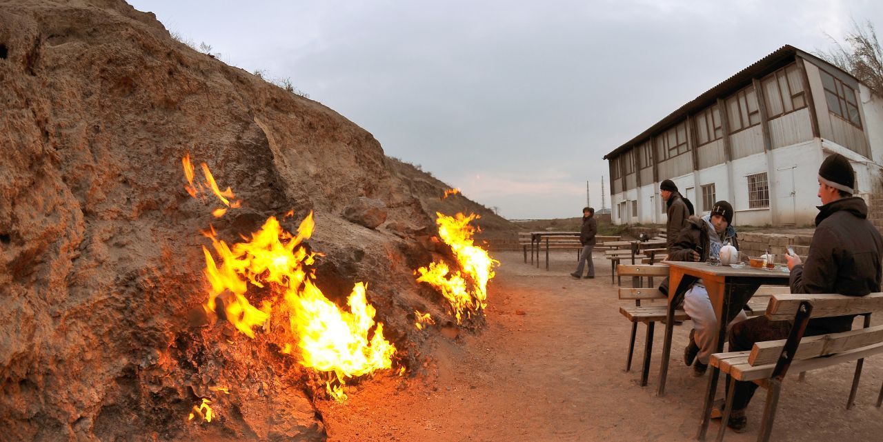 Solche „ewigen Feuer“ gibt es an vielen Orten. In Aserbaidschan betreiben die Einheimischen am seit 100 Jahren brennenden Berg Yanardag sogar ein Café.