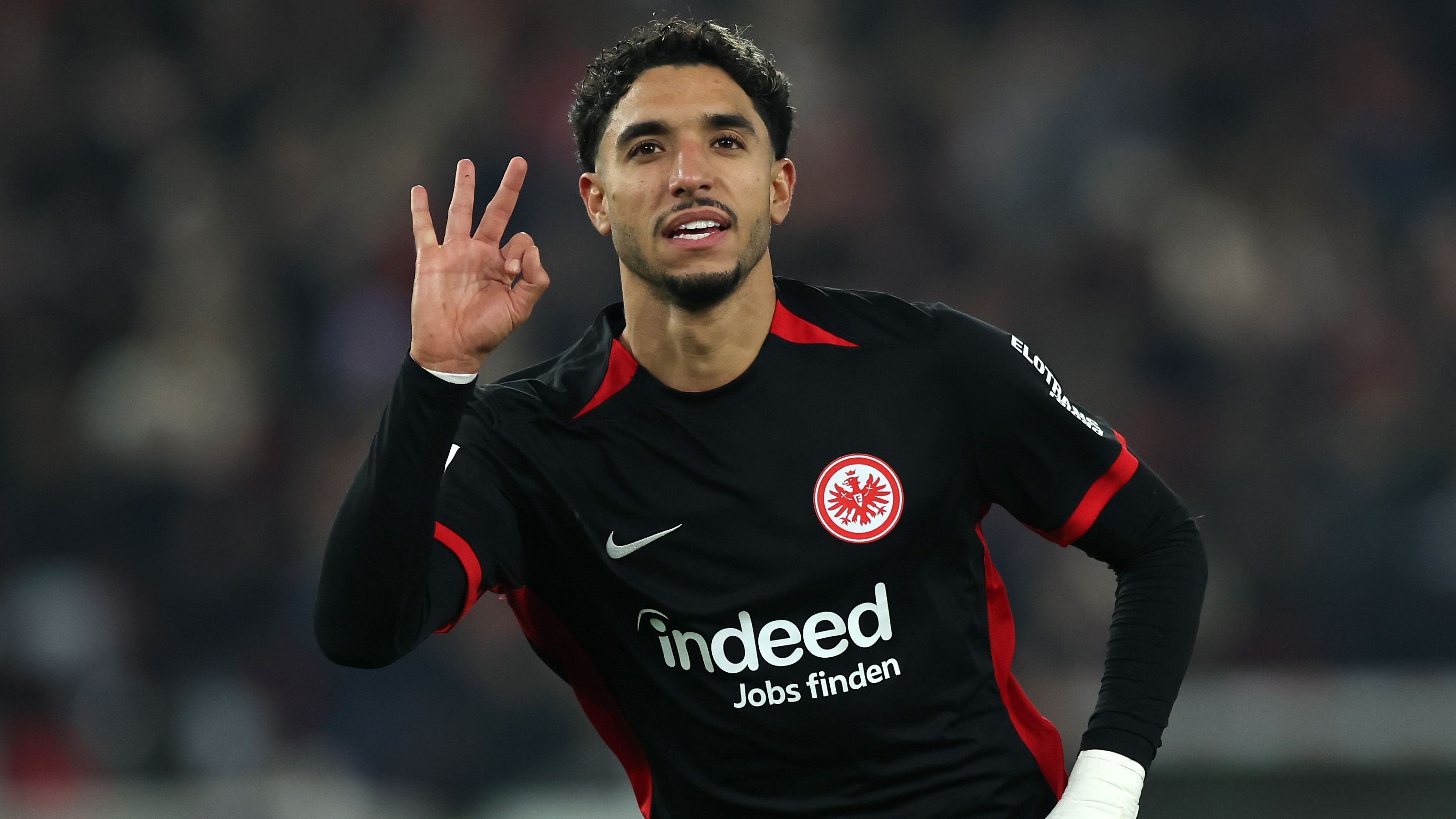 <strong>Omar Marmoush (Eintracht Frankfurt)</strong><br>Mit 19 Punkten (elf Tore, acht Assists) ist Omar Marmoush Top-Scorer der Bundesliga. Zuletzt brillierte der Stürmer von Eintracht Frankfurt erneut mit zwei direkt verwandelten Freistößen in Folge. Laut der spanischen Zeitung "Sport" steht er beim FC Barcelona ganz oben auf der Liste. Er soll der Nachfolger für den alternden Robert Lewandowski werden. Die Katalanen rechnen mit einer Ablösesumme um die 60 Millionen Euro.