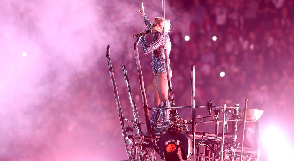 
                <strong>Super Bowl 2017: Die Halftime-Show von Lady Gaga</strong><br>
                Was für eine Show! Lady Gaga sorgte in der Halbzeit von Super Bowl 2017 mit ihrem Auftritt für mächtig Stimmung und vor allem Aufsehen - denn sie schwebte unter anderem vom Stadion-Dach aus nach unten aufs Spielfeld. ran.de zeigt die besten Bilder der Halftime-Show in Houston.
              