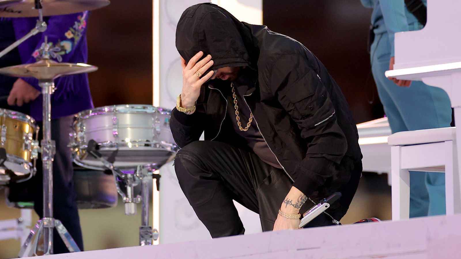
                <strong>Eminem</strong><br>
                Der US-Amerikaner sorgte aber auch gleichzeitig für den emotionalsten Moment der Halftime-Show, als Eminem aufs Knie ging und damit unter anderem ein Zeichen gegen Rassismus setzte.
              
