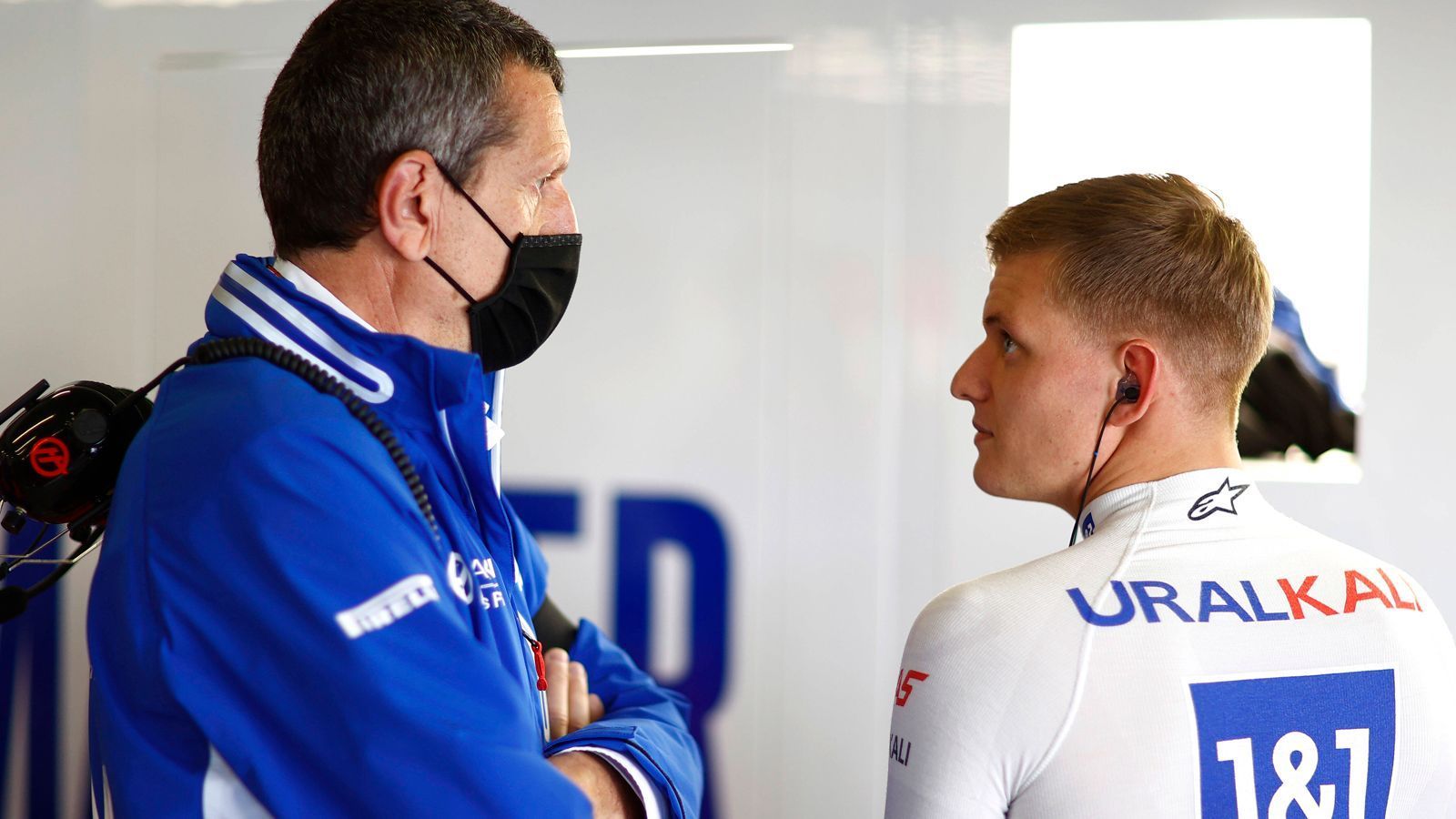 
                <strong>Günther Steiner (Teamchef Haas F1)</strong><br>
                Während sich seine Fahrer Mick Schumacher und Nikita Mazepin auf der Strecke austoben und für Schlagzeilen sorgen, gibt Haas-Teamchef Günter Steiner den Diplomaten. "Ich mache mir da keine Sorgen, denn im Grunde sagen Fahrer anderer Teams genau das gleiche. Ich fand die Szene in Frankreich jetzt nicht so dramatisch wie ihr", sagte Steiner in Spielberg. Zuletzt war es zwischen den beiden Rookies erst auf der Strecke, dann auch verbal rauer zugegangen. Vor allem Mazepin hatte sich nach einem gefährlichen Manöver in Baku Kritik anhören müssen. Zuletzt in Frankreich fuhr der Russe erneut die Ellenbogen aus, hart, diesmal aber nicht unfair. Man müsse beide auch verstehen, so Steiner: "Die beiden liegen am Schluss des Feldes und haben niemanden zum Kämpfen. Was sollen sie denn lernen, wenn sie einfach einander hinterherfahren würden? Mick und Nikita versuchen ihr Bestes, und es liegt in der Natur der Sache, dass sie sich dabei in die Quere kommen", so Steiner. 
              