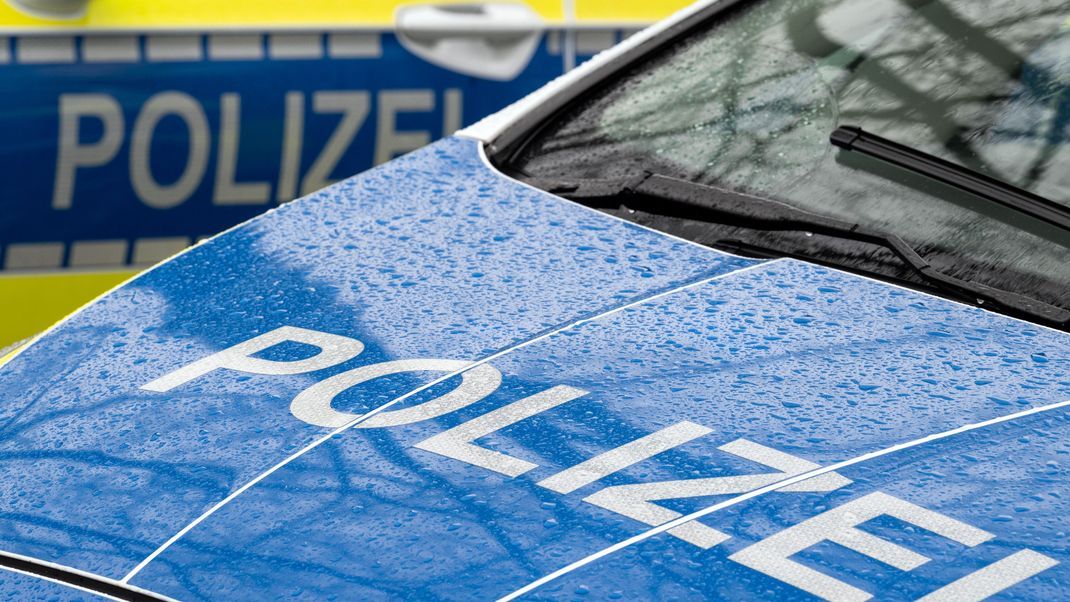 Der Schriftzug "Polizei" auf der Kühlerhaube eines Autos.