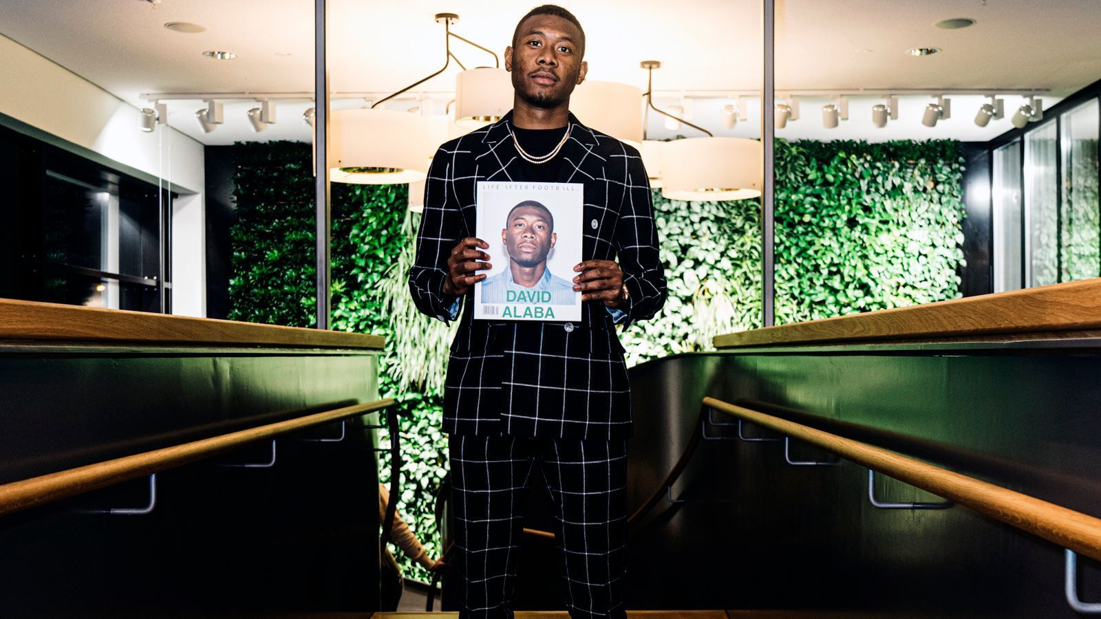 
                <strong>Startschuss für neues Lifestyle-Fußball-Magazin "Life After Football"</strong><br>
                Beim Launch-Event von "Life After Football" am Montagabend in München präsentierte Bayern-Spieler David Alaba als Coverstar die erste Ausgabe des neuen Hochglanz-Magazins. Das Heft ist ab Donnerstag, den 20. Februar, im Handel erhältlich.
              