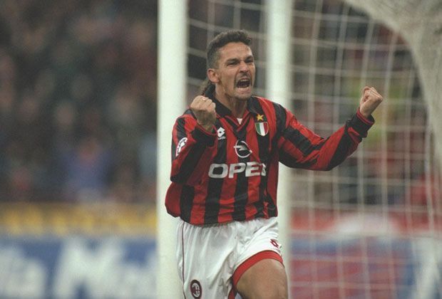 
                <strong>Sturm: Roberto Baggio</strong><br>
                Gleich in seinem ersten Spiel als Profi stand Buffon Stürmer Roberto Baggio gegenüber - ein einschneidendes Erlebnis: "Ich war 17 und gab mein Debüt gegen Baggio, das war einschüchternd. Gemeinsam mit Pirlo, der beste italienische Fußball der vergangenen 30 Jahre". 
              
