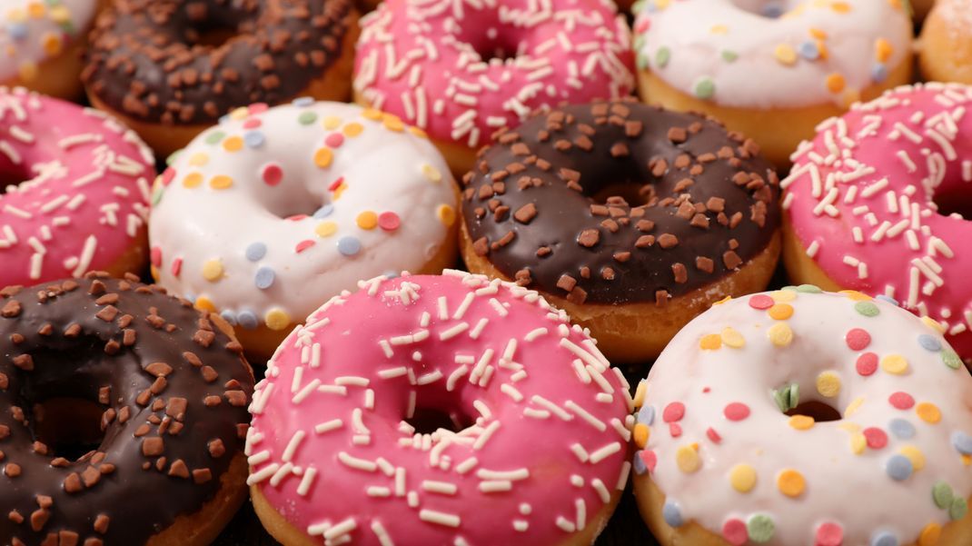 Die Kunst der Glasur: Donuts, die nicht nur schmecken, sondern auch optisch beeindrucken.