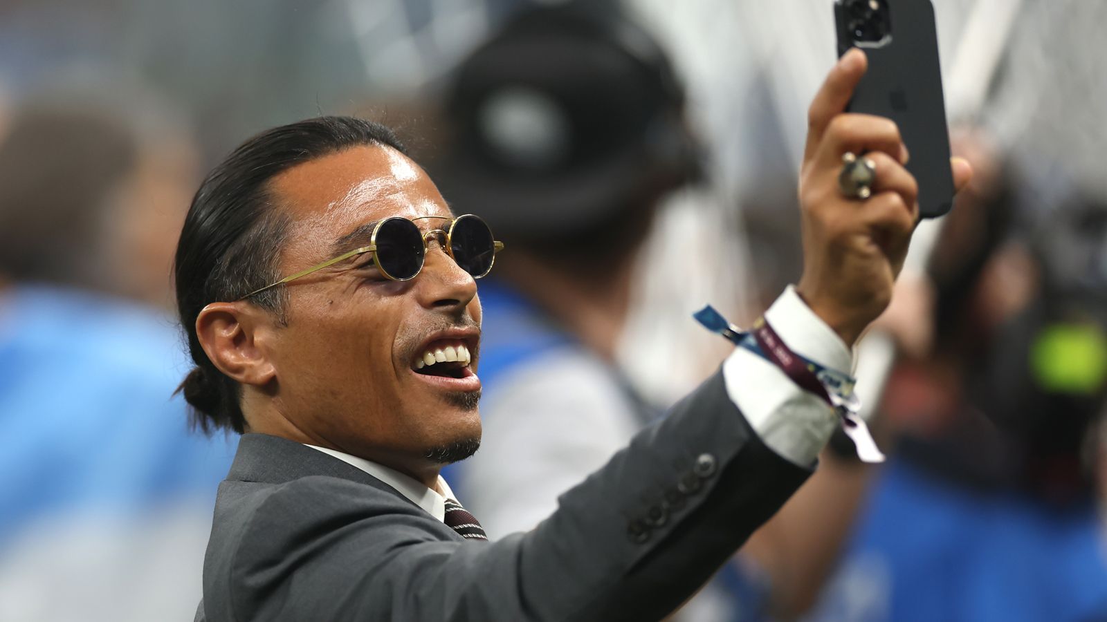 
                <strong>Salt Bae mit großem Auftritt beim WM-Finale</strong><br>
                Auch etwas mehr als eine Woche nach dem denkwürdigen WM-Finale zwischen Argentinien und Frankreich wirkt der selbstverliebte Auftritt von Star-Koch Nusret Gökce, besser bekannt als Salt Bae, noch nach. Salt Bae trieb sich auf dem Platz rum, er nötigte Argentiniens Spieler zu Selfies, küsste den WM-Pokal und verfolgte Lionel Messi. Was für ordentlich Kritik in den sozialen Medien sorgte. Die Franzosen und Kylian Mbappe ignorierte Salt Bae weitgehend. Doch nun sorgt eine alte Begegnung mit Frankreichs Superstar für neue Mutmaßungen.
              