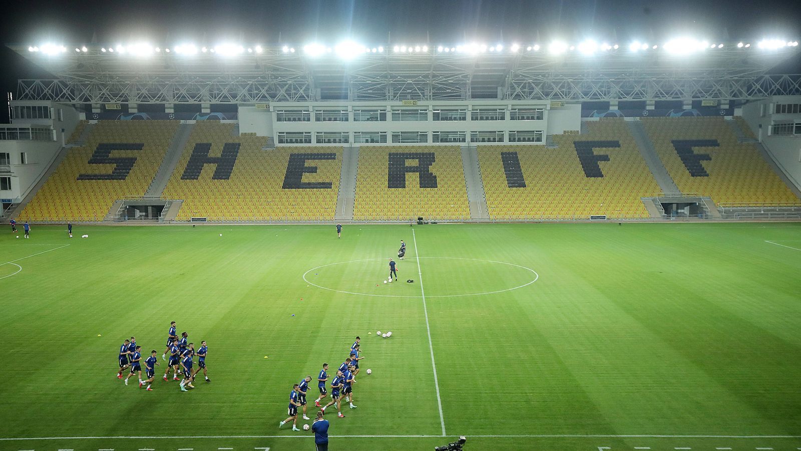 
                <strong>Unterstützung vom größten Konzern des Landes</strong><br>
                ... der FC Sheriff hat den größten Konzern des Landes im Rücken. Der "Sheriff-Konzern" besitzt neben einer Tankstellen- und Supermarktkette, einen Fernsehsender und den einzigen Mobilfunkbetreiber des Landes. Vereinspräsident des FC Sheriff ist Wiktor Guschan, ein zum Oligarchen aufgestiegener Ex-Polizist. Er betreibt gemeinsam mit einem Geschäftspartner das Firmen-Konglomerat Sheriff. Allein in das Trainingsgelände soll das Duo 200 Millionen Euro investiert haben.Der Klub ist also längst nicht irgendein dahergelaufener Underdog. 
              