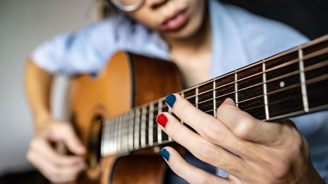 Kurze Nägel in Pastellfarben und einzigartigen knalligen Designs – wir zeigen euch, welche Looks und Nail-Art Designs diese Saison total im Trend liegen. 