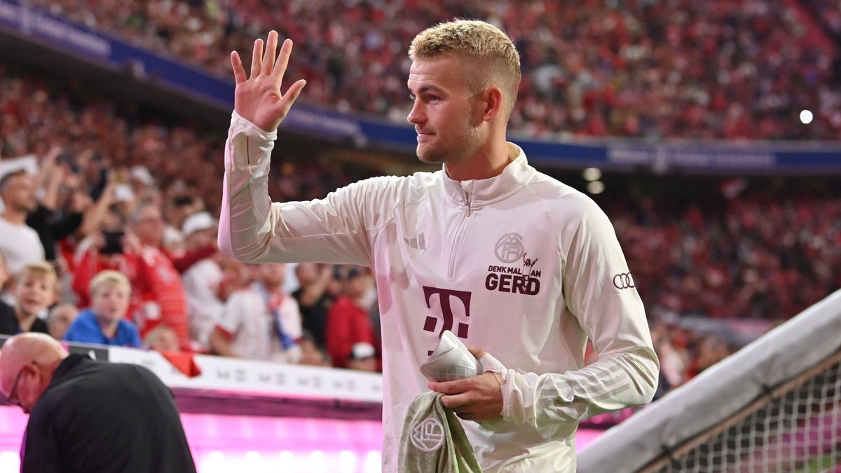 Matthijs DE LIGT (Bayern Muenchen), Gestik,winkt,winken, Reservebank,Ersatzbank, Ersatzspieler,Reservespieler,Bank, Ergaenzungsspieler, Einzelbild,angeschnittenes Einzelmotiv,Halbfigur,halbe Figur....