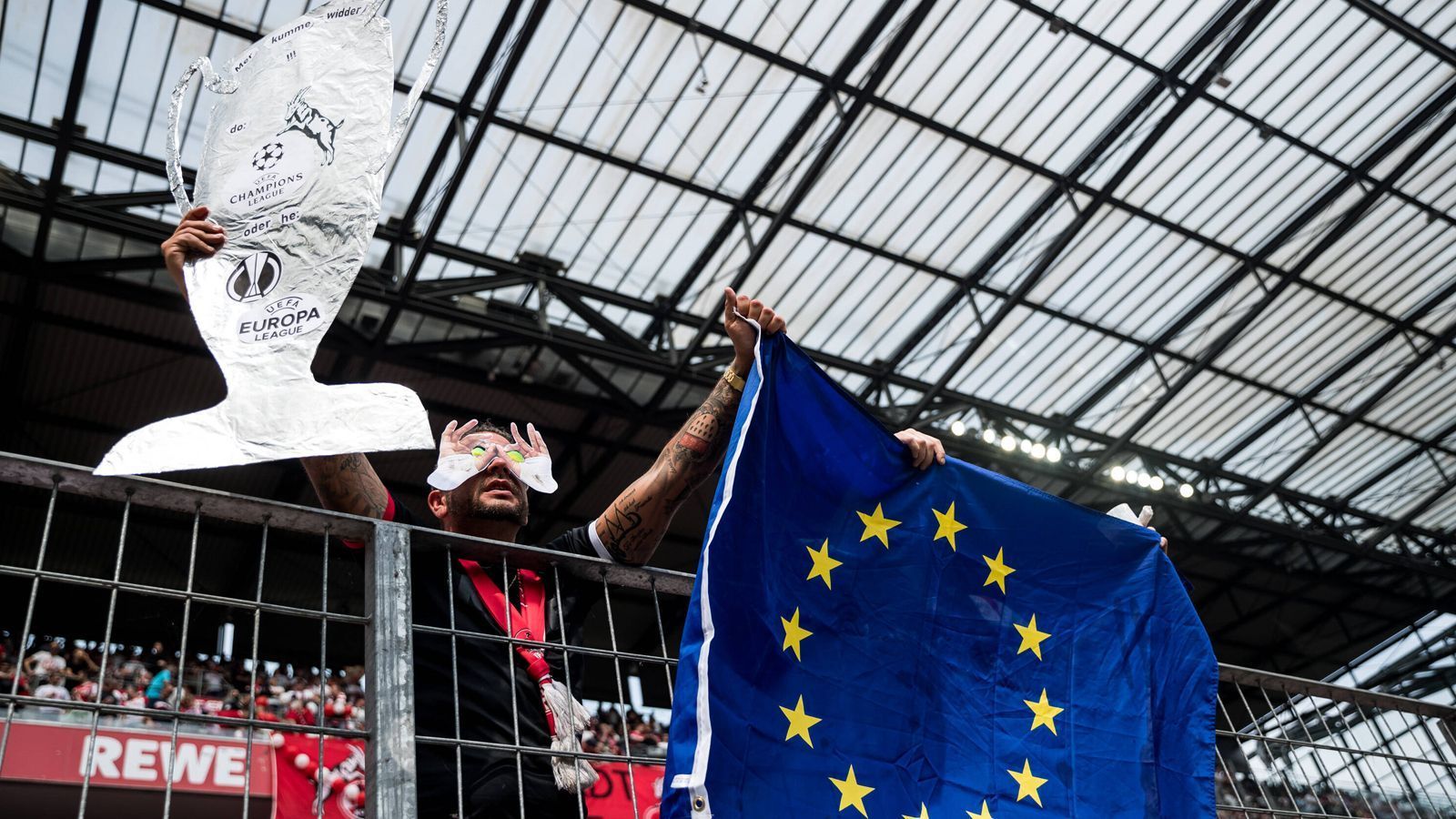 
                <strong>Traum von der Champions League</strong><br>
                Der Anhang der Kölner denkt bzw. träumt fast schon traditionell sehr groß, dieser Fan hofft auf die Champions-League-Teilnahme der Elf von Coach Steffen Baumgart. Die wurde es zwar letztlich bei der 0:1-Niederlage gegen Wolfsburg nicht, aber man hat dennoch die Qualifikation für die Conference League für die Saison 2022/23 vorzeitig sicher. Die Europa League kann es am letzten Spieltag noch werden.
              