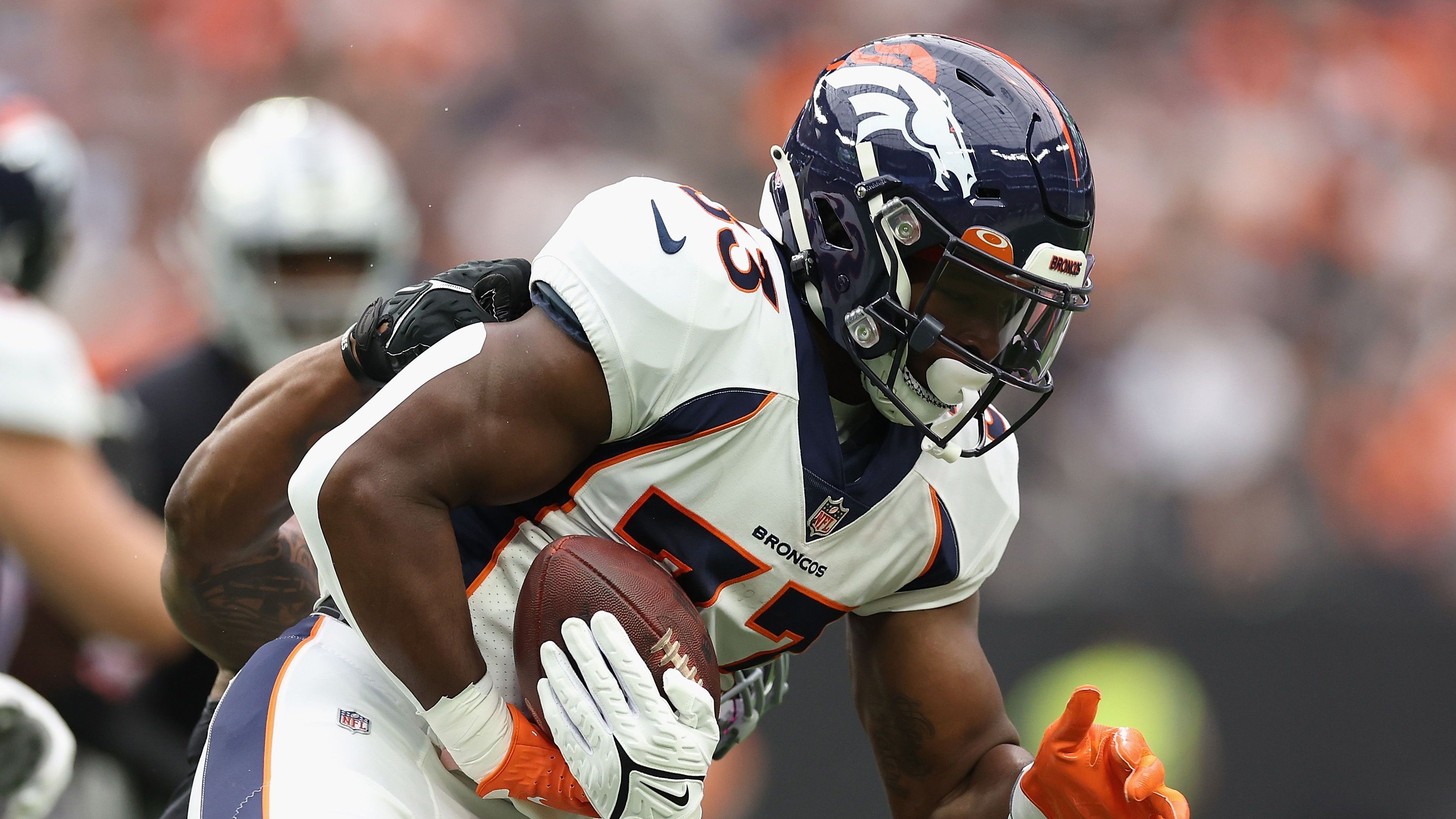 <strong>Denver Broncos</strong><br>Wie der Radiosender "104.3 The Fan" aus Denver berichtet, sollen die Broncos zu den Teams mit dem größten Interesse an Taylor zählen. Mit Javonte Williams, der von einer schweren Knieverletzung zurückgekehrt ist, und Neuzugang Samaje Perine verfügt das Team von Head Coach Sean Payton eigentlich über eine starke Rotation auf der Position. Jon Heath vom Broncos Wire auf "USA Today" betont deshalb, dass Williams in einem Trade für Taylor als Gegenwert eingebaut werden müsste. Der Zweitrundenpick von 2021 steht noch zwei Jahre in Denver unter Vertrag.