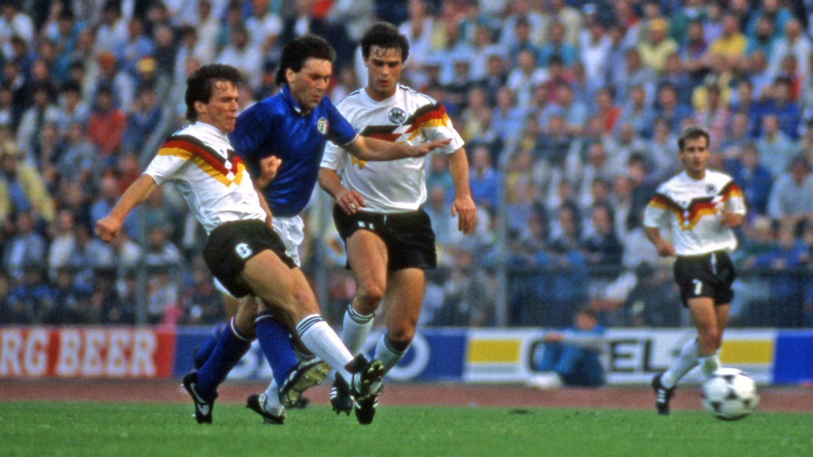 
                <strong>Unentschieden im Eröffnungsspiel</strong><br>
                Fußball gespielt wird auch. In einer ordentlichen Partie trennen sich Deutschland und Italien 1:1. Beide erreichen später das Halbfinale.
              