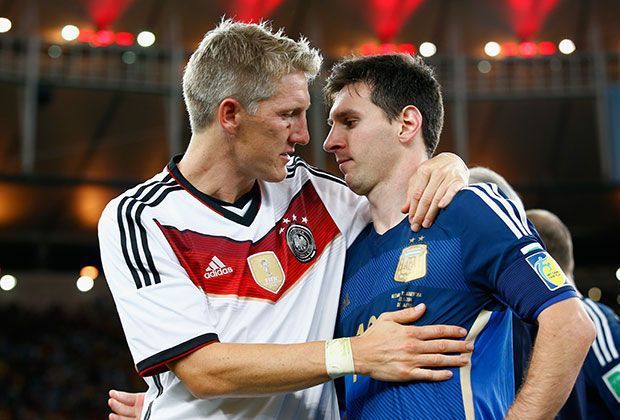 
                <strong>13.7.2014: Deutschland - Argentinien 1:0</strong><br>
                Trotz der harten Bearbeitung durch die Argentinier, tröstet Schweinsteiger nach der Partie den unterlegenen Lionel Messi. Schließlich weiß der Bayern-Spieler nur allzu gut, wie man sich nach einem verlorenen Finale fühlt...
              