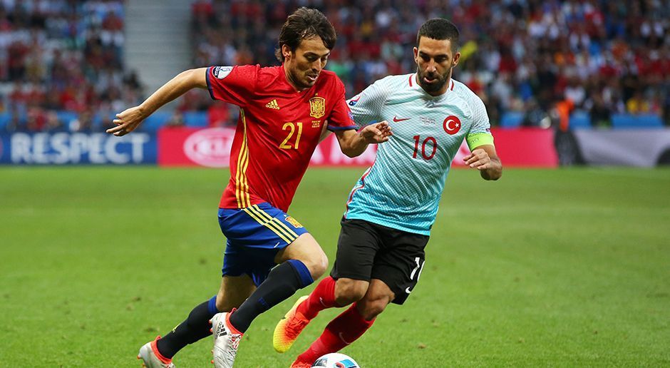 
                <strong>David Silva</strong><br>
                David Silva: Nach einer eher unauffälligen ersten Hälfte mit schwachen Zweikämpfen, kam Silva nach der Pause vermehrt zu Chancen, auch weil die Türken nach dem 0:3 nicht mehr mit hundertprozentigem Einsatz verteidigten. Zeigte im Großen und Ganzen eine ordentliche Leistung. Wurde in der 64. Minute durch Bruno Soriano ersetzt. ran-Note 3
              