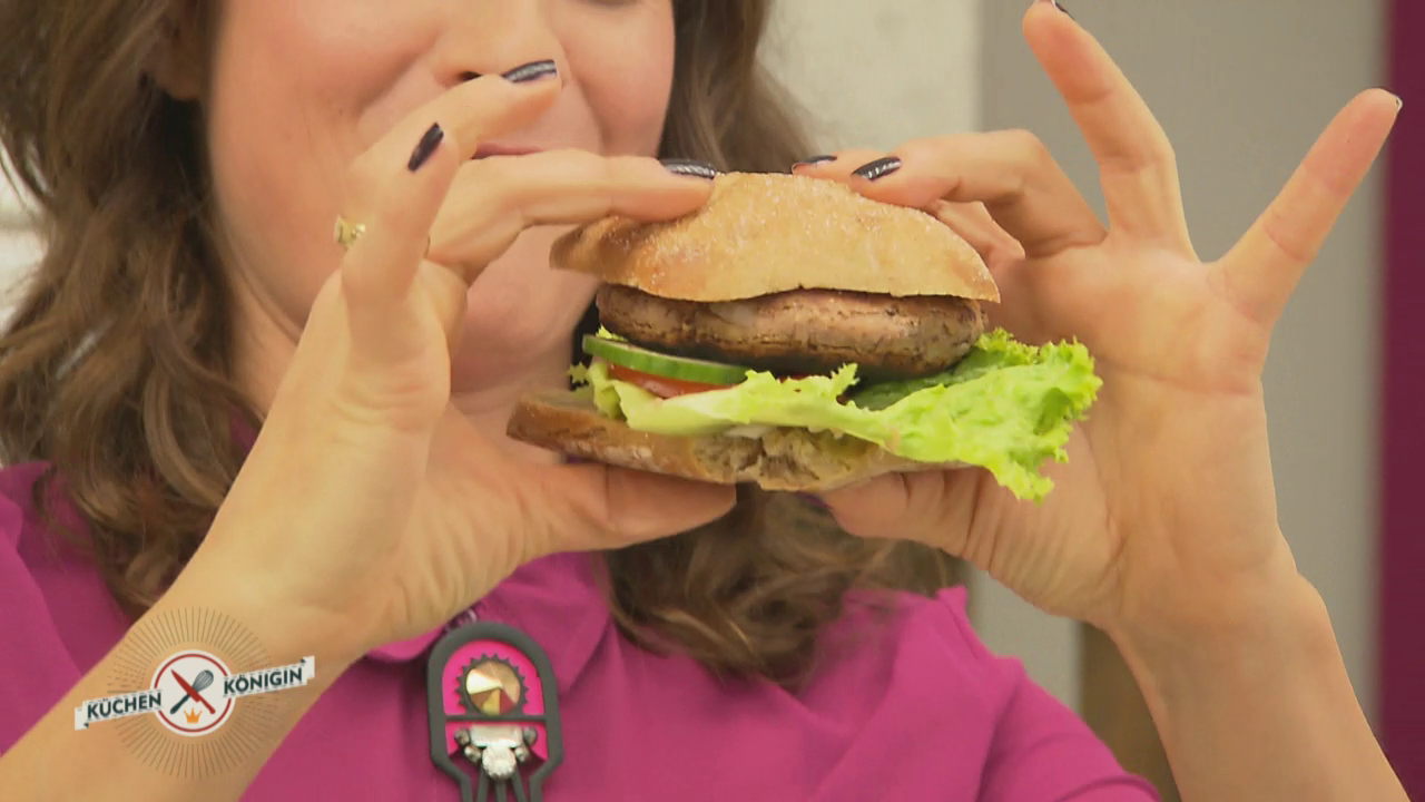 Küchenkönigin: Marlene Lufen brutzelt einen Burger.