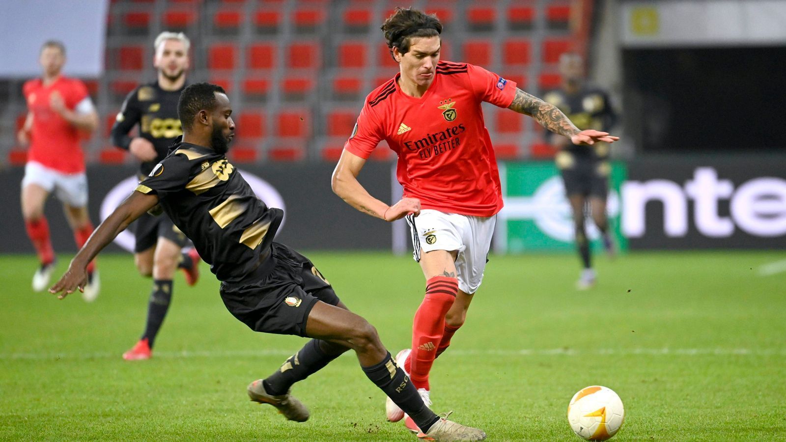 
                <strong>Nachfolge-Kandidat Darwin Nunez (Benfica Lissabon) </strong><br>
                Ebenfalls unter genauer Beobachtung durch Citys Scouts soll Sturmtalent Darwin Nunez bei Benfica Lissabon stehen. Der 21-jährige Uruguayer wechselte erst im Sommer 2020 von Almeria zu den Portugiesen und erwies sich an der Seite des Ex-Freiburgers Luca Waldschmidt sofort als Verstärkung. Mit jeweils acht Toren und acht Vorlagen bei 22 Pflichtspiel-Einsätzen hat Nunez einen beachtlichen Start bei Benfica hingelegt und es so auch in die engere Auswahl der angeblichen Agüero-Nachfolge-Kandidaten geschafft. Nunez' Vertrag läuft noch bis 2025, Benfica soll für ihn im zurückliegenden Sommer satte 24 Millionen Euro Ablöse bezahlt haben.
              