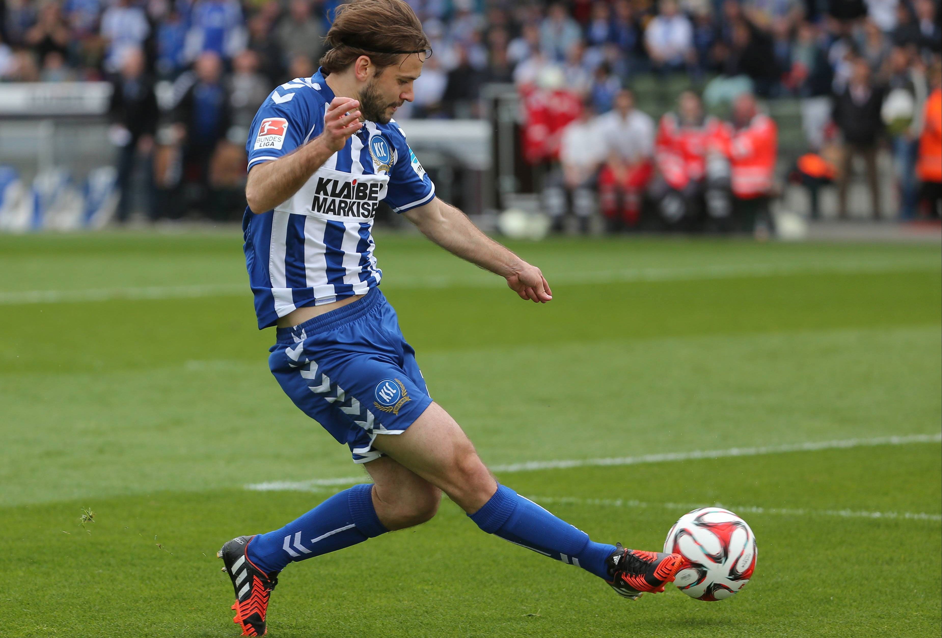 
                <strong>Der Filigrane: Gaetan Krebs</strong><br>
                Der beidfüßige Franzose stammt aus der Jugend von Racing Straßburg. In seiner zweiten Saison bei den Elsässern konnte der Ex-Hannoveraner 2005/2006 vier Einsätze im damaligen UEFA-Pokal bestreiten. Der 29-Jährige trägt seit 2009 das Karlsruher Trikot.
              