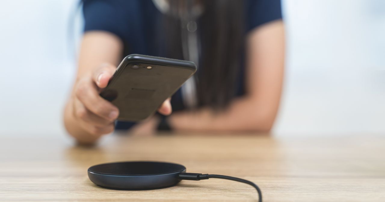 Praktisch und ganz ohne Kabel: Bei Wireless Ladestationen legst du das Smartphone nur auf.