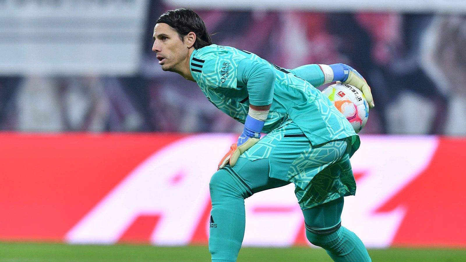 
                <strong>Yann Sommer</strong><br>
                Hat bei seinem Debüt für den FC Bayern – wie von Julian Nagelsmann versprochen – tatsächlich keine Eingewöhnungsschwierigkeiten. Allerdings machen es ihm die Leipziger mit ihrer Nervosität vor dem Tor auch allzu leicht. Verliert beim Gegentreffer ein wenig den Überblick und lässt sich vermutlich von dem neben ihm auf der Torlinie stehenden Upamecano zu sehr irritieren. Wirkt bei manchen Dribblings, Ausflügen und Pässen nicht komplett souverän. Mancher Bayern-Fan dürfte sich da schnell Manuel Neuer zurückwünschen. ran-Note: 3
              