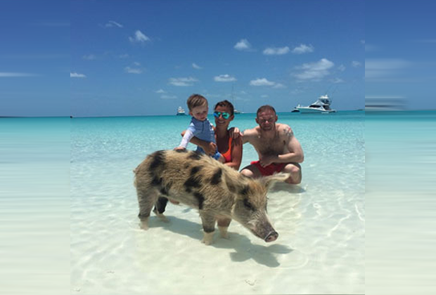 
                <strong>Wayne Rooney</strong><br>
                Rooney urlaubt mit Meerschweinchen. Der englische Top-Stürmer erholt sich auf den Bahamas und trifft mit seiner Familie am Strand auf ein Schwein! Im Meer! Sieht fast aus wie ein Mannschaftsfoto ... 
              
