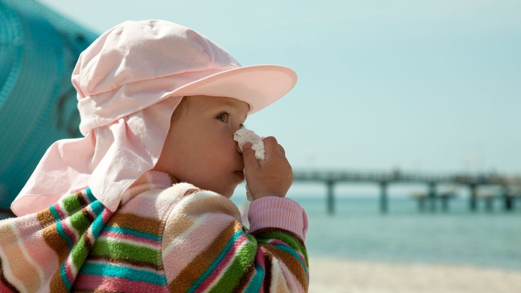 Schniefnase am Strand? Dann solltest du unbedingt diese Medikamente in deiner Reiseapotheke mitnehmen.