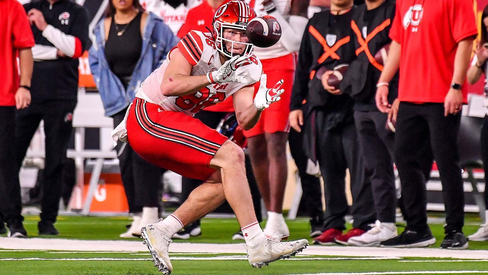 
                <strong>26. Pick: Dallas Cowboys – Dalton Kincaid, TE</strong><br>
                Der Abgang von Dalton Schultz hinterlässt ein Loch auf der Tight-End-Position bei den Dallas Cowboys. Dieses stopfen die Texaner mit Dalton Kincaid. Der 23-Jährige muss zwar noch an seiner Blockarbeit feilen, ist aber als Receiver extrem gefährlich. Wichtig für die Offensive, die auf die Bedürfnisse von Quarterback Dak Prescott ausgerichtet ist.
              