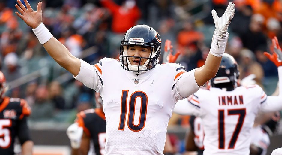 
                <strong>Gewinner: Chicago Bears</strong><br>
                Mitch Trubisky freut sich in der neuen Saison auf reichlich Offensiv-Waffen. Mit Allen Robinson schnappen sich die Bears den besten Wide Receiver auf dem Markt. Die zusätzliche Verpflichtung von Taylor Gabriel machen das Wide-Receiver-Corps gefühlt 10.000 Mal besser als in der Vorsaison. Zudem stößt mit Trey Burton ein weiterer starker Passempfänger auf der Tight-End-Position zum Team. Dazu trennen sich die Bears von den teuren Verträgen von Mike Glennon und Markus Wheaton. Alles wird nun also auf Trubisky ausgelegt.
              