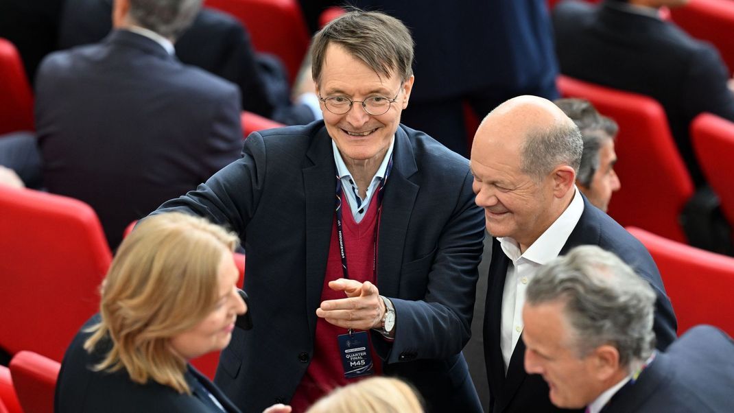 6. Juli 2024, Euro 2024, Viertelfinale Spanien - Deutschland, Stuttgart Arena: Bundeskanzler Olaf Scholz, Bundesgesundheitsminister Karl Lauterbach (Mitte) und Bundestagspräsidentin Bärbel Bas stehen vor dem Spiel auf der Tribüne.