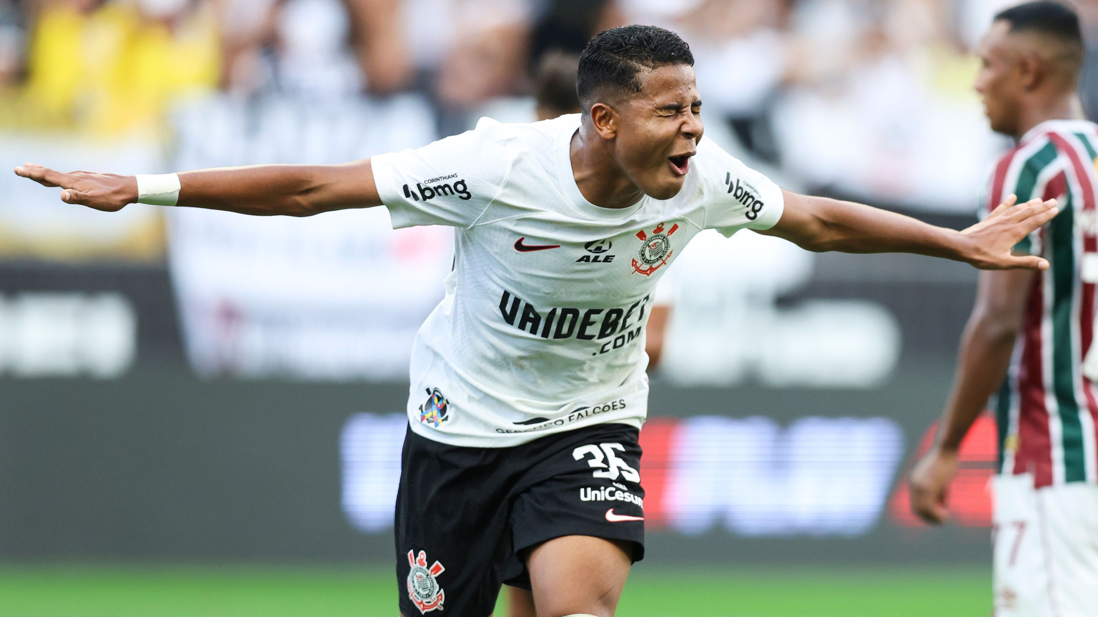 <strong>Wesley (Corinthians Sao Paulo)</strong><br>Wie "UOL Esporte" kürzlich vermeldete, habe der BVB Wesley im Visier und bereits Kontakt aufgenommen. Der Flügelstürmer ist aktuell noch bei Corinthians in Brasilien unter Vertrag, dieser hat Gültigkeit bis 2027. Auch Leverkusen und West Ham United sollen dran sein, die Engländer boten angeblich schon 18 Millionen Euro - Corinthians will aber wohl 25 bis 30.