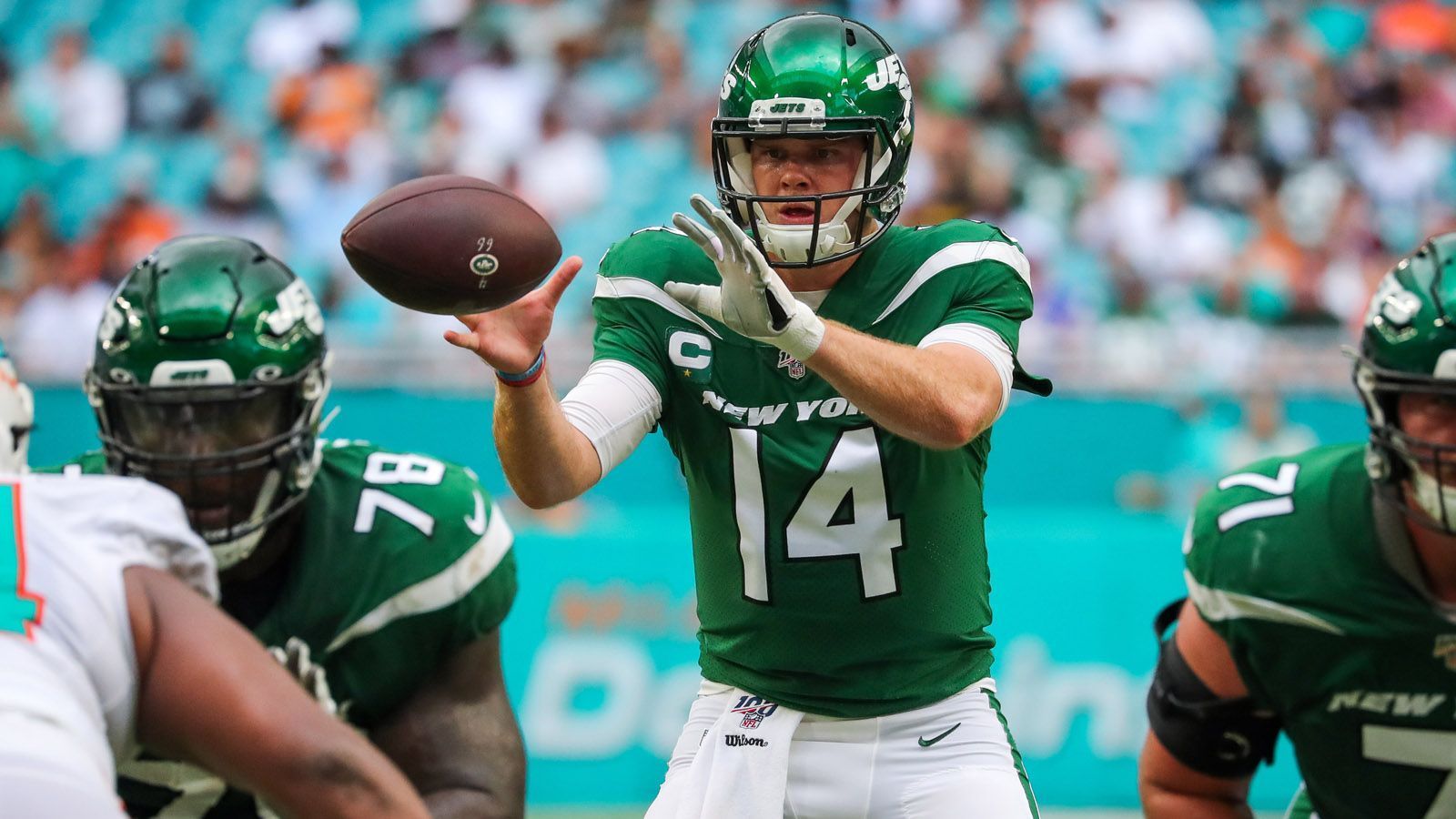 
                <strong>Trotz der Zahlen: Darnold ist Gases Rettungsanker</strong><br>
                Trotz dieser Zahlen soll Darnold einer der Hauptgründe sein, warum Gase noch in New York coachen darf. Laut dem "NFL Network" sei eine Entlassung Gases in den Gedanken der Verantwortlichen nicht nur "kontraproduktiv" für das Team, sondern vor allem für den Quarterback. Das Front Office wolle nun sehen, dass das Team die richtige Einstellung zeigt und das Ruder rumreißt. Man hoffe, dass Gase sein Team zu einem ähnlichen "U-Turn" führt wie zum Abschluss der letzten Saison. Die Bosse seien sich bewusst, dass man die Fan-Base mit einer Entlassung beruhigen könnte, aber ob sie den gewünschten sportlichen Erfolg bringen würde, sei zu ungewiss. Nun liegt es also an der Team-Performance gegen die Denver Broncos. 
              