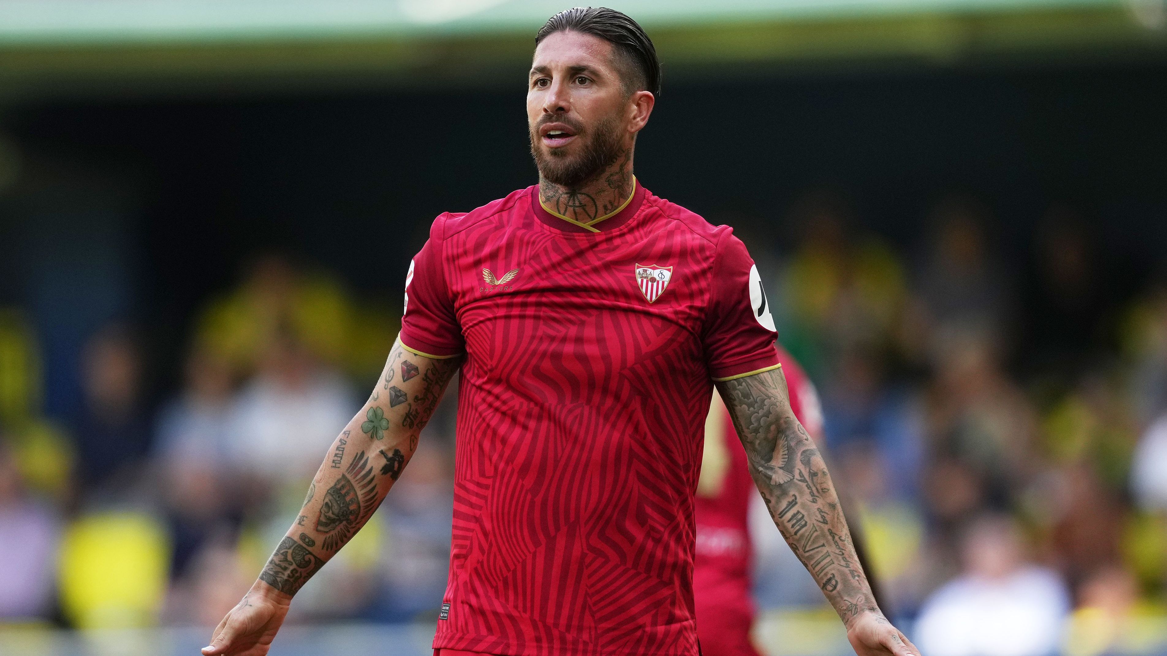 <strong>Sergio Ramos (vereinslos)</strong><br>Das wäre eine Sensation! Die vereinslose Real-Ikone wurde zuletzt von Ex-Real-Star Guti als mögliche Alternative ins Spiel gebracht. "Sergio Ramos ist ohne ein Team. Er kann in der Innenverteidigung oder als Rechtsverteidiger spielen und kostet nichts", sagte Guti. Gerüchten zufolge soll sich Ramos zudem schon selbst bei Ex-Klub Real angeboten haben. Gut möglich, dass die Königlichen hier zurückschlagen.