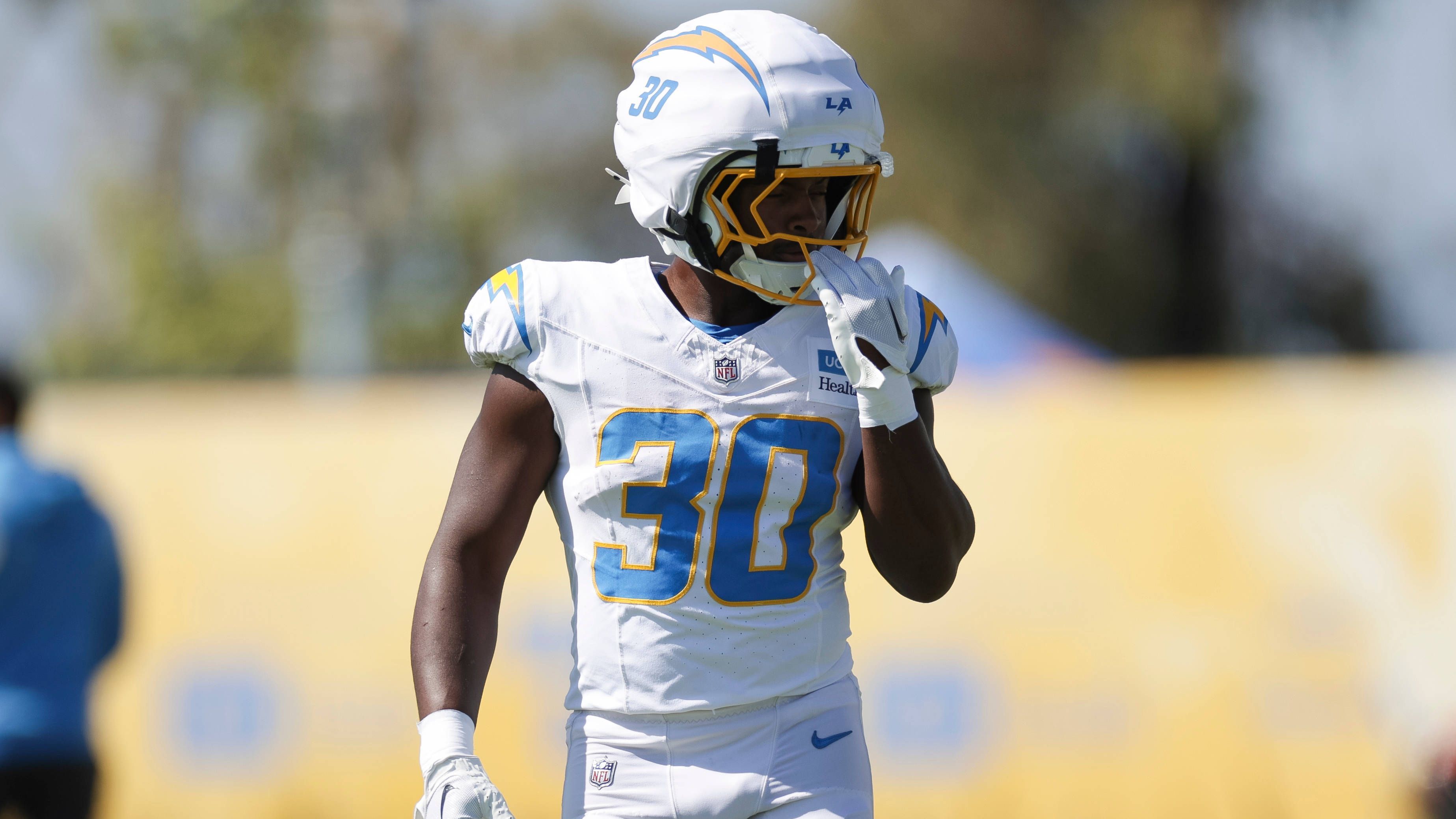 <strong>Kimani Vidal (Running Back; Los Angeles Chargers)</strong><br>Noch ein interessanter Running Back. Die Chargers müssen ab sofort ohne Austin Ekeler auskommen. Zwar wurden Gus Edwards und J.K. Dobbins geholt, aber viele sprechen über Vidal. Ihn im Fantasy Draft zu holen, wäre sehr mutig. Wer allerdings in Runde 15 noch einen Pick sucht, könnte hier vor allem mit Blick auf die späte Saison einen Volltreffer landen.