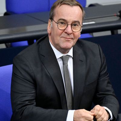 Boris Pistorius (SPD, links) will die Produktion von Militärgerät hochfahren.