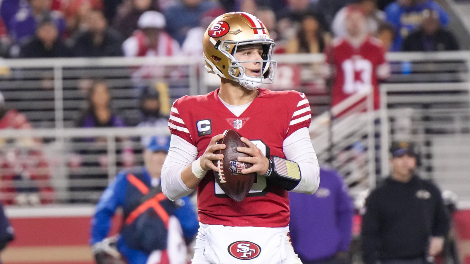 <strong>Verlierer: Brock Purdy (San Francisco 49ers)</strong><br>Fernab von der MVP-Diskussion, in der Purdy einen ordentlichen Dämpfer erhielt. Vier Interceptions, kein TD-Pass. Gegen die Ravens spielte der Niners-QB das schlechteste Spiel seiner jungen Karriere und verlor 19:33. So eine Leistung in den Playoffs und das erfolgreiche 49ers-Jahr ist schnell vorbei.