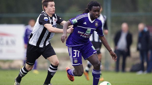 
                <strong>Jordan Lukaku</strong><br>
                Und noch ein Lukaku! Mit Romelus ein Jahr jüngerem Bruder Jordan durchlief ein weiteres Familienmitglied der Lukakus die Anderlecht-Jugend. Während Romelu bei den RSC-Profis den Durchbruch schaffte, gelang dies Jordan bei Anderlechts Ligarivalen Oostende. Der Linksverteidiger entwickelte sich bei Oostende dermaßen gut, dass er mittlerweile auch in einer Topliga spielt. Jordan Lukaku wechselte im Sommer 2016 zu Lazio Rom. Beim italienischen Hauptstadt-Klub kommt der 23-Jährige in der laufenden Saison regelmäßig zu Joker-Einsätzen. Für Anderlechts Profis lief Jordan Lukaku einst immerhin neun Mal auf.
              