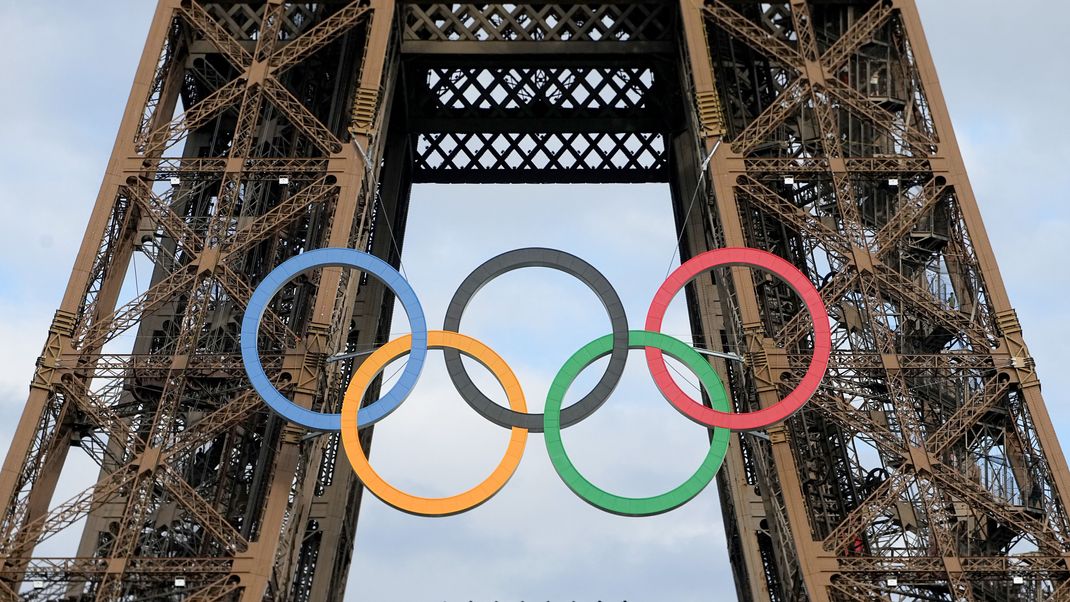 Vor den Olympischen Sommerspielen, Olympia Paris 2024, Blick auf den Eiffelturm mit den Olympischen Ringen.