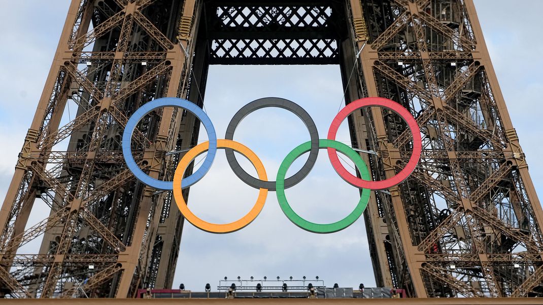 Vor den Olympischen Sommerspielen, Olympia Paris 2024, Blick auf den Eiffelturm mit den Olympischen Ringen.