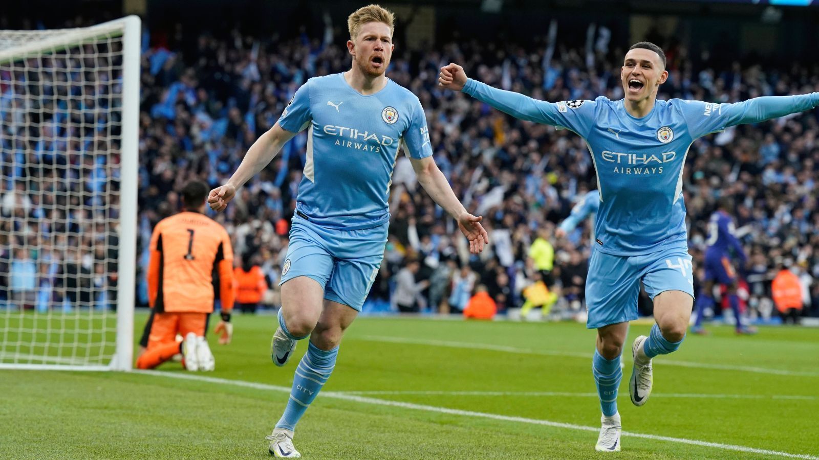 
                <strong>Mittelfeld: Kevin de Bruyne (Manchester CIty)</strong><br>
                Ebenfalls in der Elf der Saison nicht fehlen darf sein Teamkollege Kevin de Bruyne. Der Belgier spielte eine der besten Saisons seiner Karriere und trotz seiner "mageren" Statistiken von nur zwei Treffern und drei Assists in dieser CL-Saison versprühte er bei den "Sky Blues" immer diesen Hauch Magie. Gerade beim 4:3 im Halbfinal-Hinspiel konnte ihn das eigentlich weltklasse-besetzte Mittelfeld von Real Madrid kaum greifen.
              