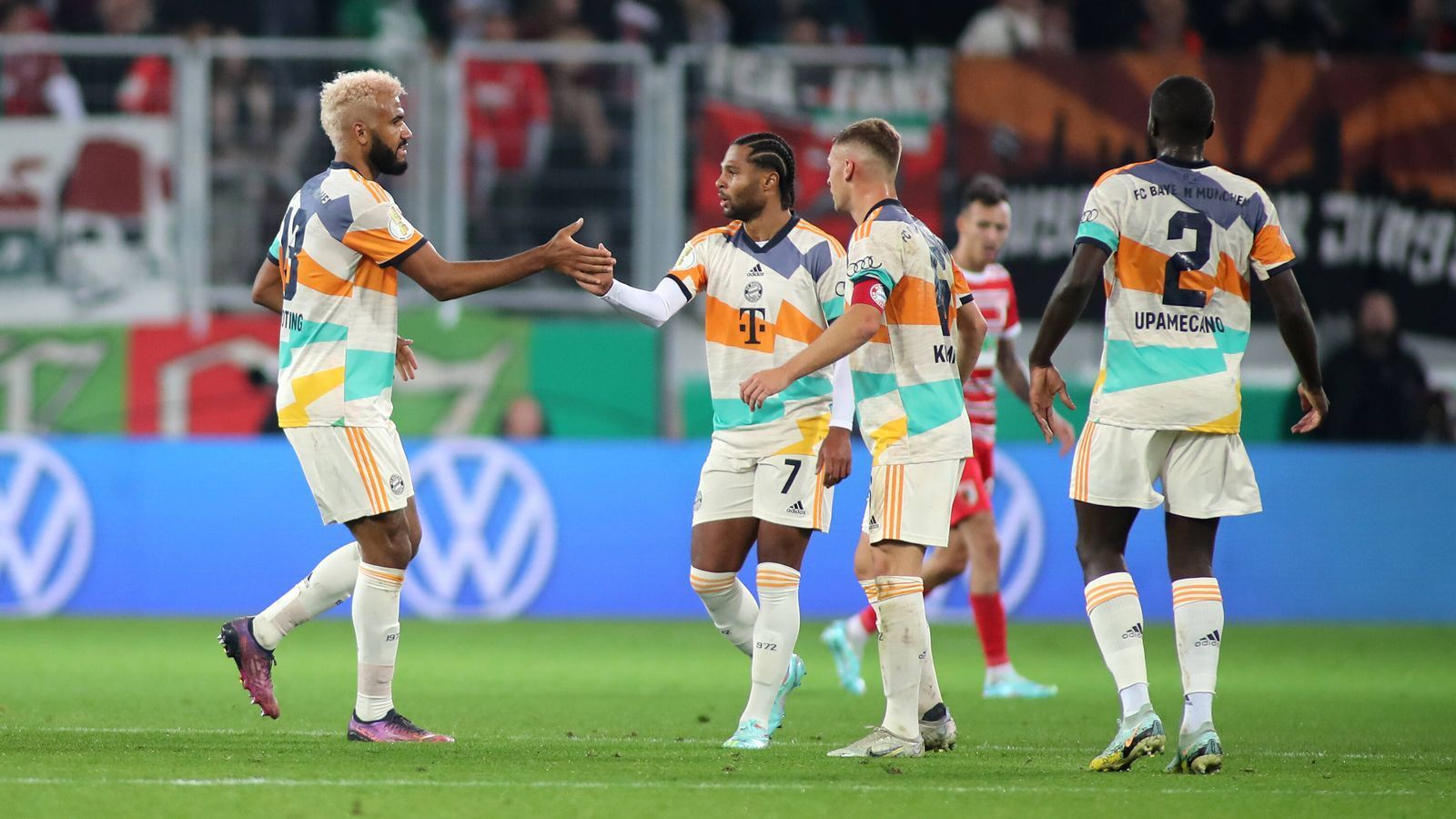 
                <strong>FC Bayern in der Einzelkritik: Choupo erneut überragend – Mane ganz schwach</strong><br>
                Der FC Bayern München verhindert eine erneute Pleite im DFB-Pokal und in Augsburg. Gut ein Jahr nach dem 0:5-Debakel in Mönchengladbach und einen Monat nach dem 0:1 in der Liga an gleicher Stelle übersteht die Mannschaft von Julian Nagelsmann dank eines 5:2 (1:1) beim FCA diesmal die zweite Pokalrunde. Die Bayern in der ran-Einzelkritik.
              